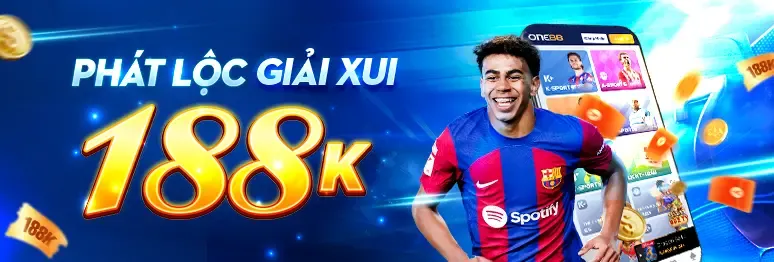 Sân quần vợt với một vận động viên đang giao bóng và logo m88sut casino